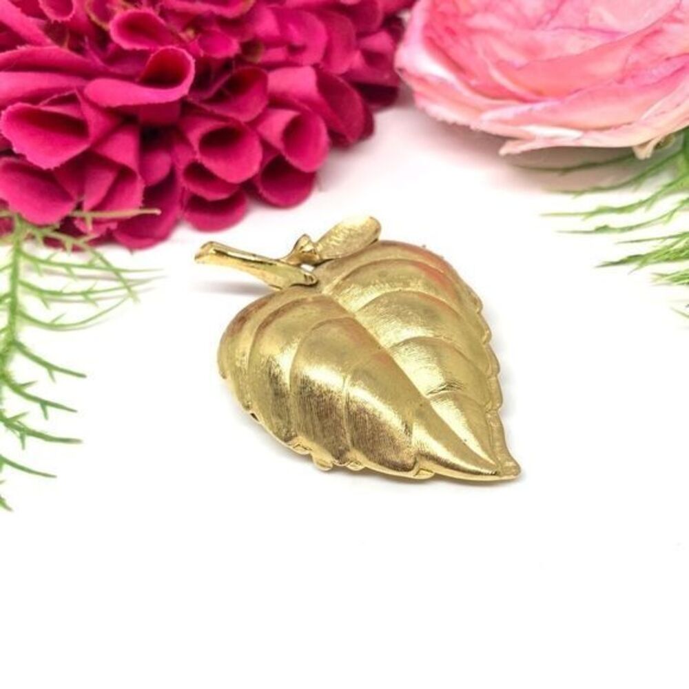 VINTAGE⚜️AVON Locket Keepsake Leaf Brooch